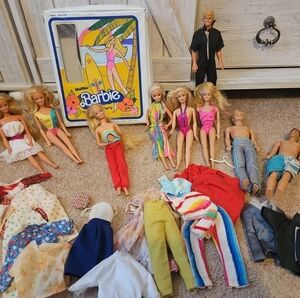 HUGE LOT OF BARBIES, KEN, TOTSY , CLOTHES AND VINTAGE MALIBU CASE